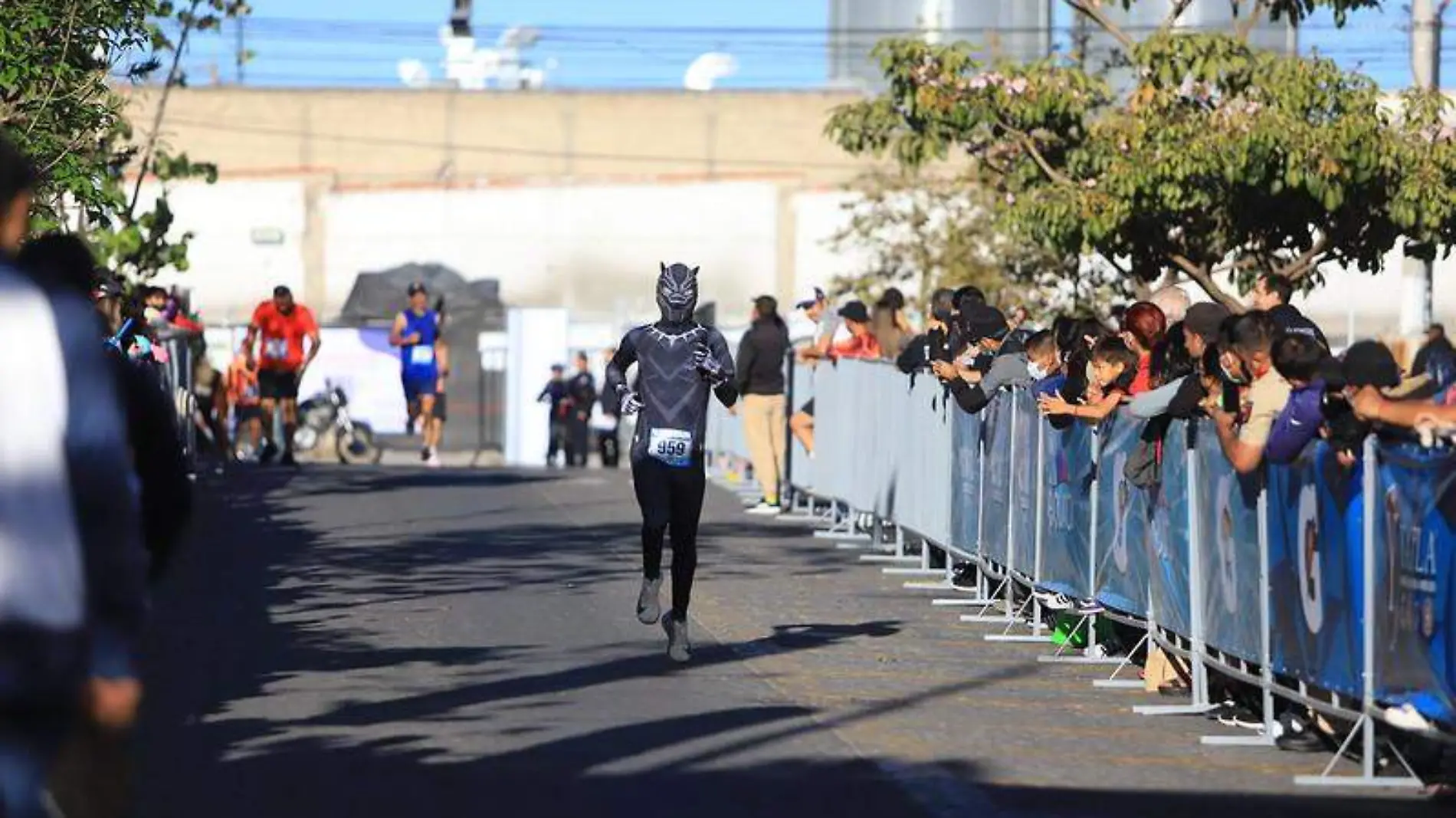 Casi 2 mil elementos participaron en la octava carrera del Día de Policía